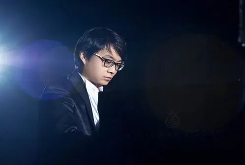 宋思衡的“宅抗疫” | 挑战主播、筹集口罩、闭关作曲，这位取消了20场演出的钢琴家原来这么忙！